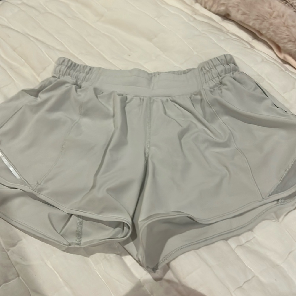 🍋 Lululemon NWOT Size 6 Hotty Hot Low rise Short 4” lined in light gray